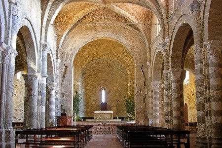 800px-Duomo_di_Sovana_-_interno