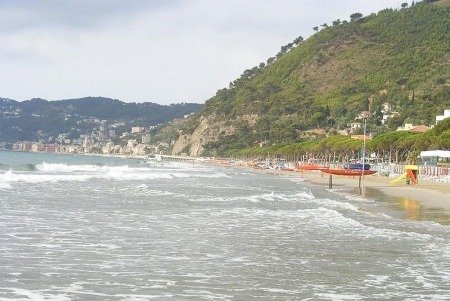 800px-Spiaggia_di_Alassio