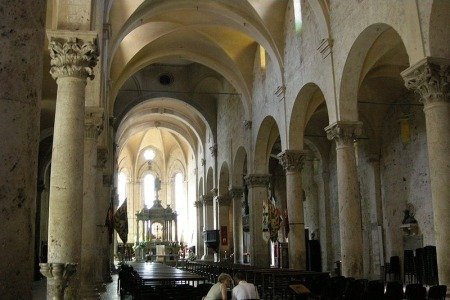 800px-Duomo_di_massa_marittima,_interno_01